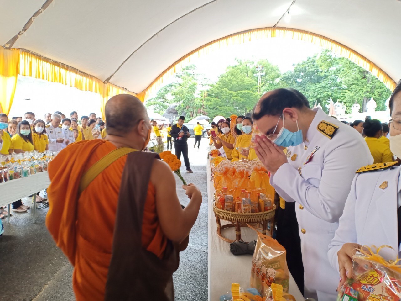 ﻿สำนักงานบังคับคดีกลุ่มจังหวัดที่ 8 (Sandbox) ร่วมกิจกรรมทำบุญตักบาตร เนื่องในวันคล้ายวันสวรรคต พระบาทสมเด็จพระบรมชนกาธิเบศร มหาภูมิพลอดุลยเดชมหาราช บรมนาถบพิตร 13 ตุลาคม 2563